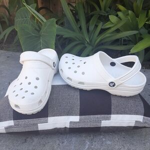 CROCS sz 7 (Wmn) white